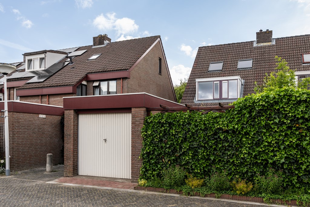 Elegastburg 24, Capelle aan den IJssel